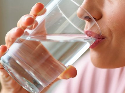 Девушка пьют воду